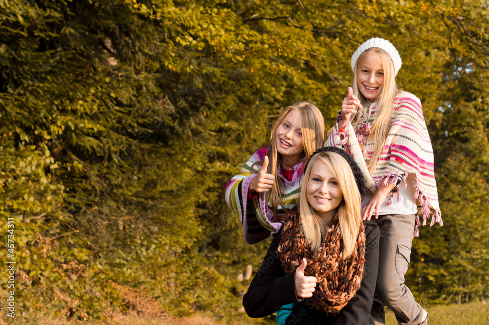 3Girls in Front Of Forrest 3Girls in Front Of Forrest