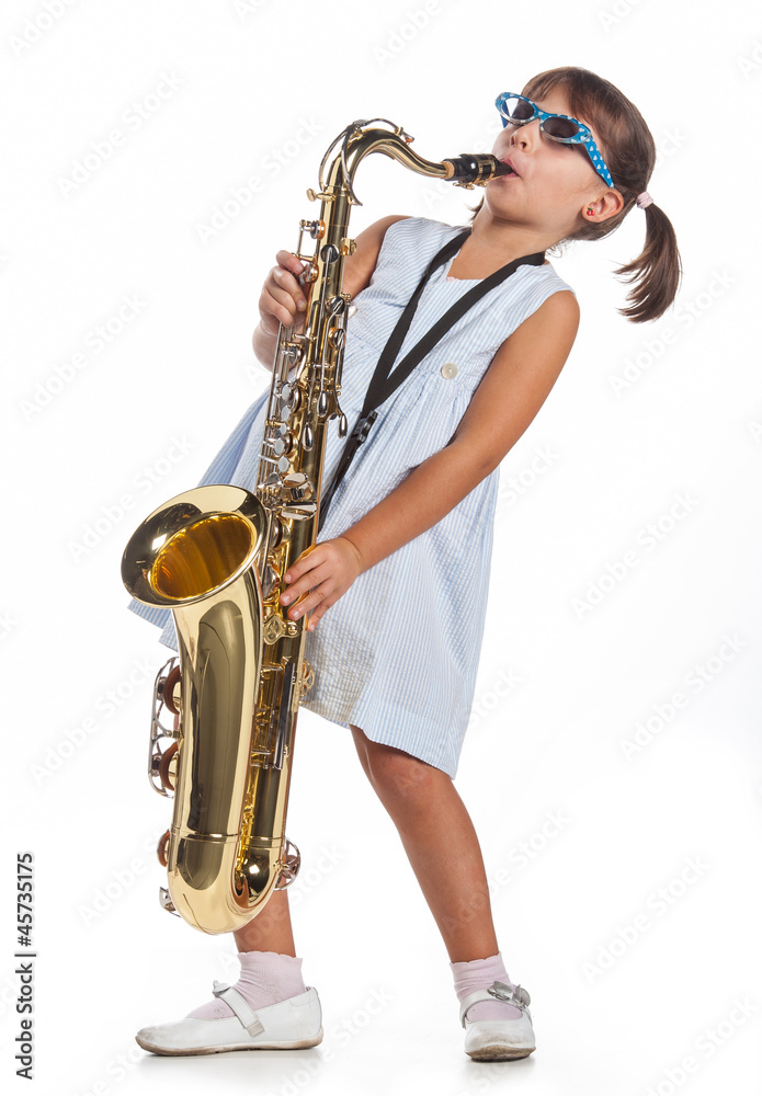 Fototapeta premium Bambina suona il sassofono