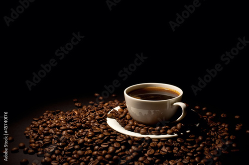 чашка с кофе на кофейных зёрнах