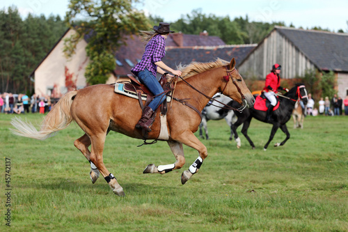 Dziewczyna na koniu w galopie, wyścigi konne, pogoń za lisem. © Stanisław Błachowicz
