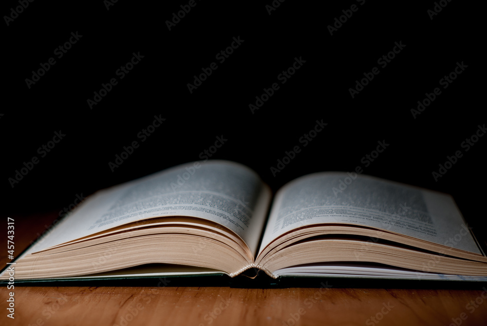Obraz premium Otwarta książka na stole
