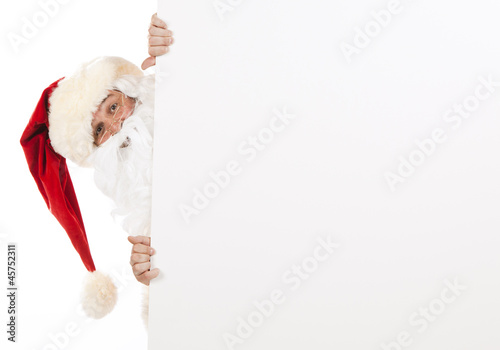 père noël caché derrière une pancarte