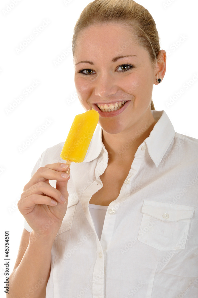 Junge Frau isst Eis Junge Frau isst Eis