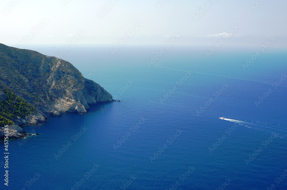Statek przy skalistym klifie 2, grecka wyspa Zakynthos