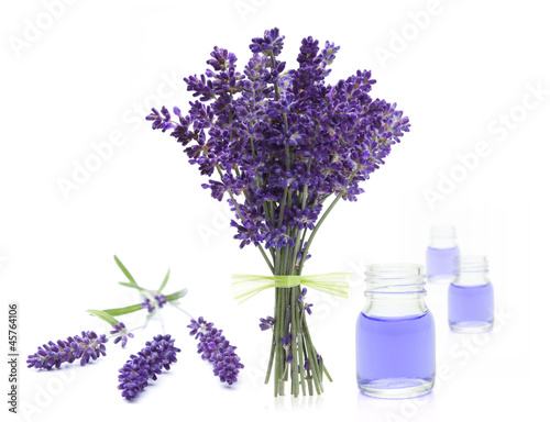 Lavendelsträußchen und Duftöl