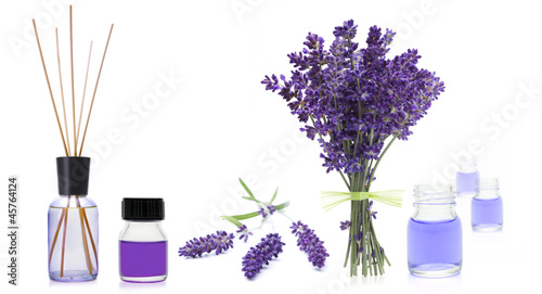 Lavendelsträußchen und Duftöl