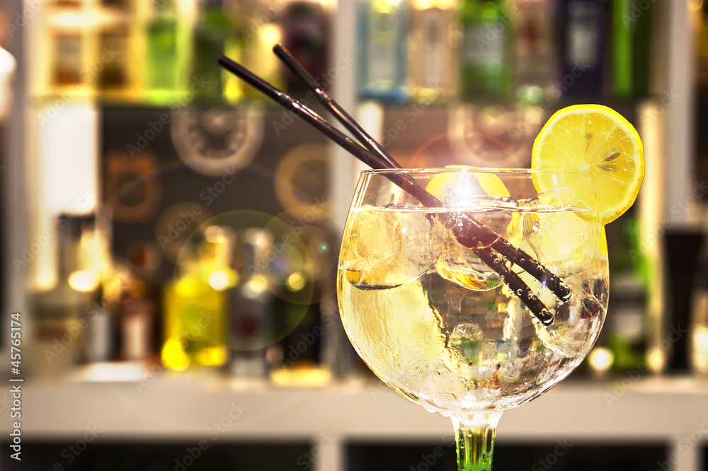 Naklejka Gin Tonic Cocktail with slice of lemon - gin, tonika, koktajl,  fototapety | Foteks
