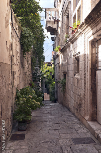 Fototapeta Wąska ulica ze starymi domami