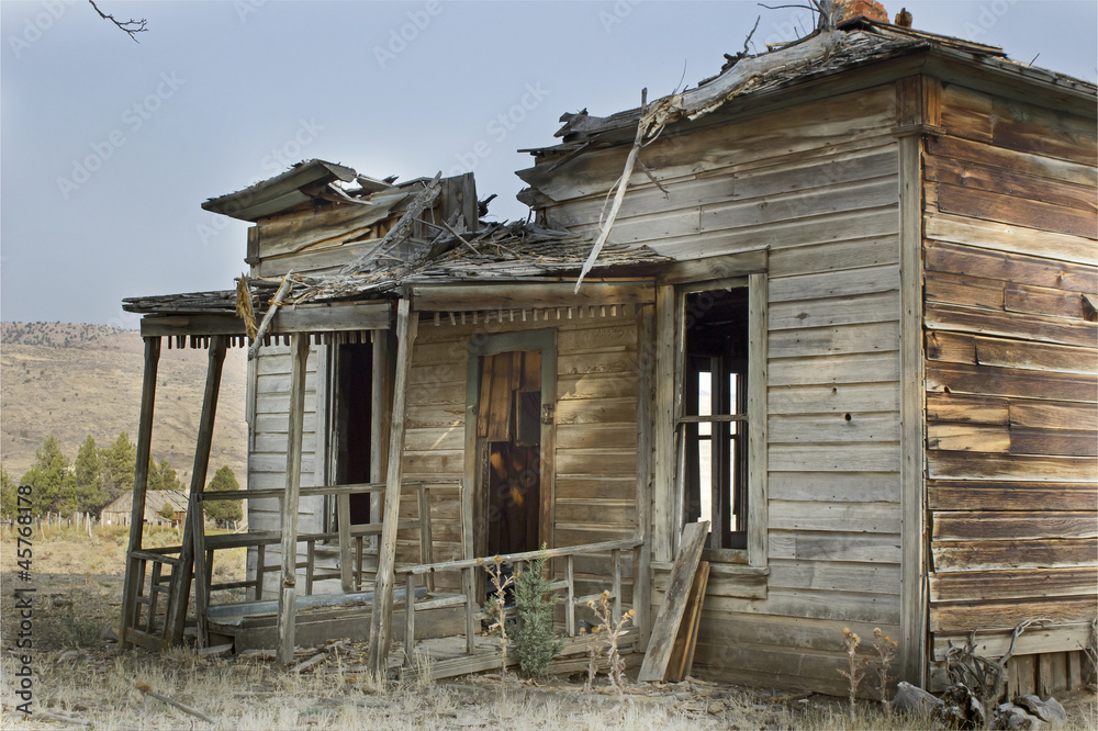 Obraz premium Vintage abandoned wooden house with broken roof