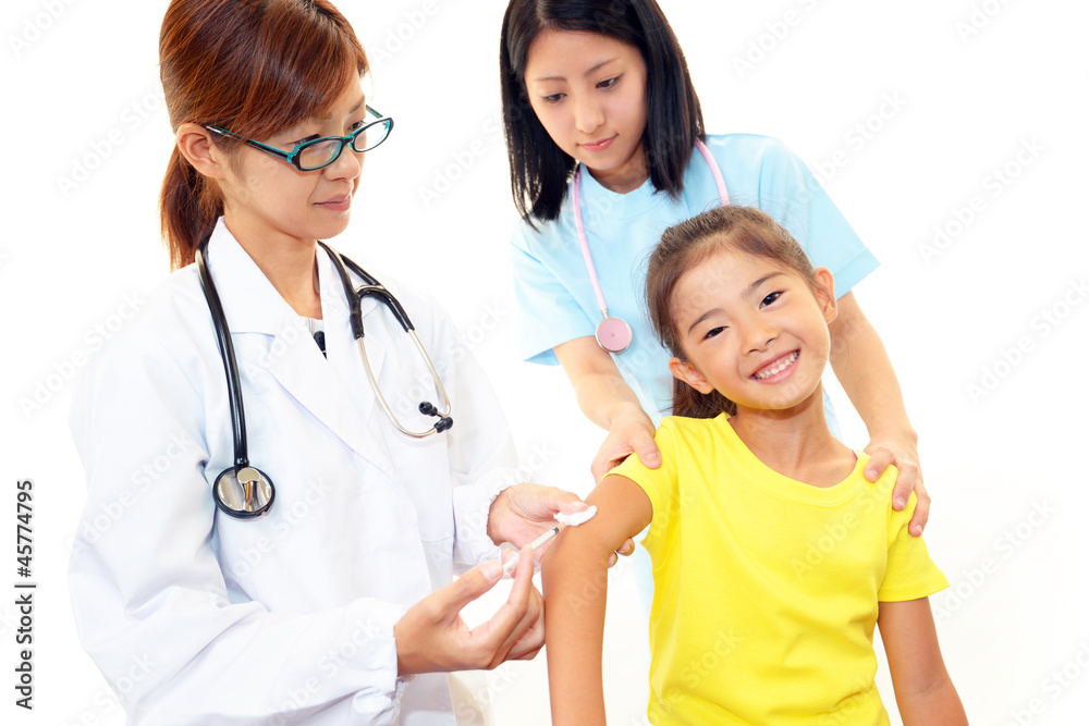 予防接種を受ける女の子