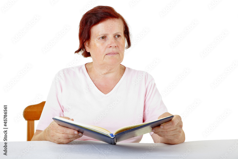 Ältere, attraktive Frau liest ein Buch Ältere, attraktive Frau liest ein Buch