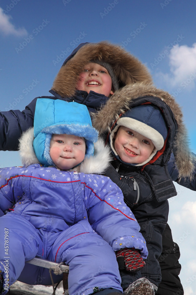 Obraz premium happy boys on sled