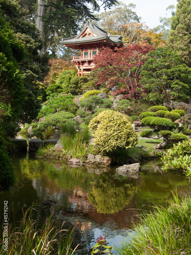 Pagode et reflet dans le jardin zen japonais