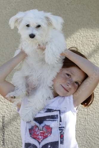 Fille 6 ans et son chien bichon maltais photo