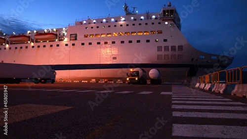 traghetto passeggeri e cargo photo