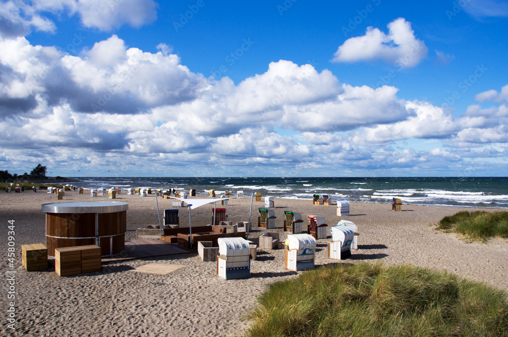 Strandlandschaft mit Strandkörben im Ostseebad Heiligenhafen, Schleswig-Holstein