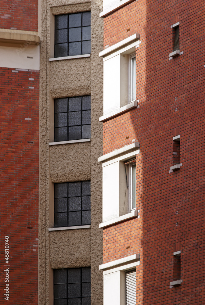 Paris, HLM,  fenêtres en façade de briques rouges