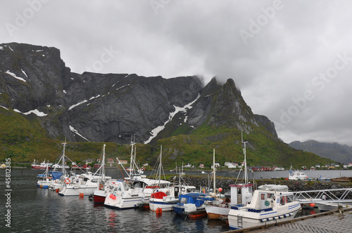 Fischerboote im Hafen von Reine auf den Lofoten, Norwegen