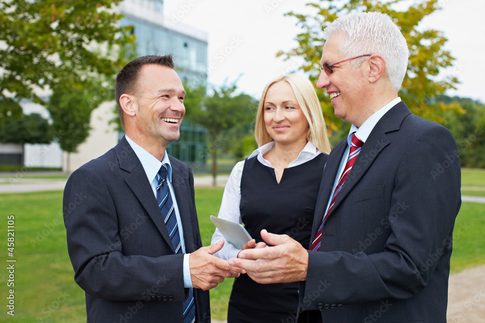 Geschäftspartner reden im Park Stock Photo | Adobe Stock