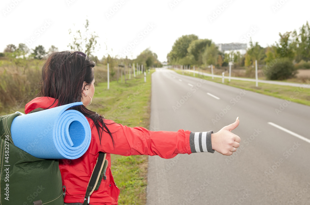 Eine Person Am Strassenrand Tragt
