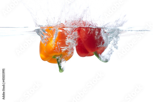 Paprika fällt in Wasser