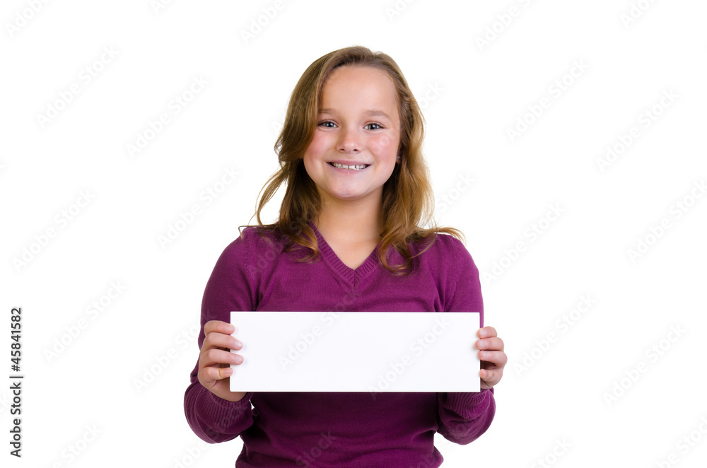 Lachendes Mädchen hält Hinweisschild Lachendes Mädchen hält Hinweisschild