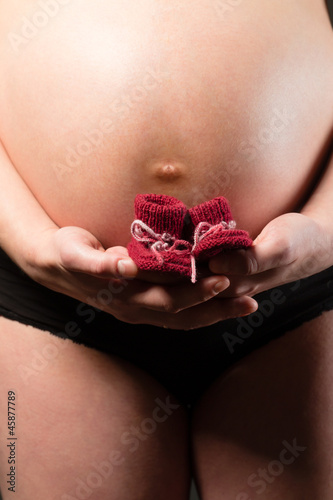 Schwangere Frau und Baby Schuhe 