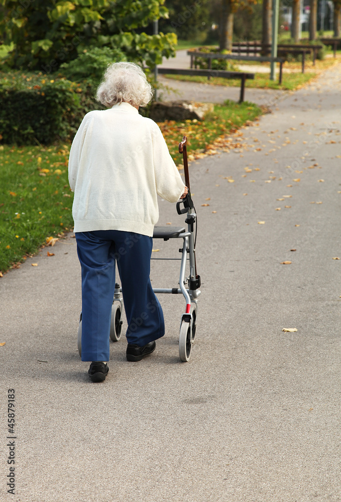 Fototapeta premium Alte Frau mit Rollator