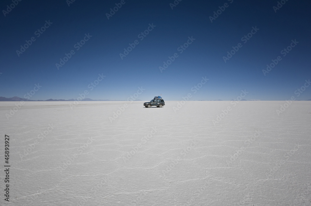 Geländewagen auf dem Salar Uyuni in Bolivien Geländewagen auf dem Salar Uyuni in Bolivien