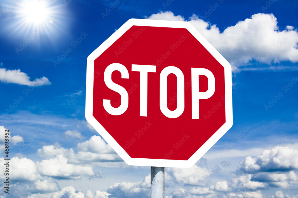 Stopschild mit blauem Himmel und Sonne Stopschild mit blauem Himmel und Sonne