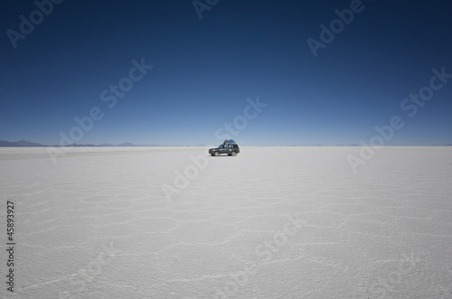 Geländewagen auf dem Salar Uyuni in Bolivien photo