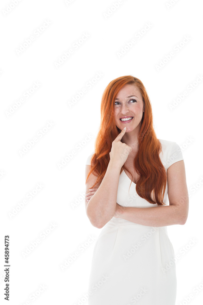 Nachdenkliche Frau in weißem Kleid