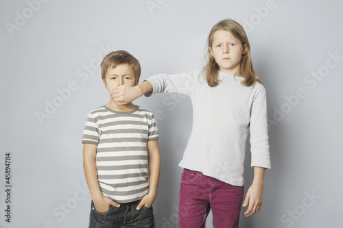Zwei Kinder, Bruder und Schwester haben Streit