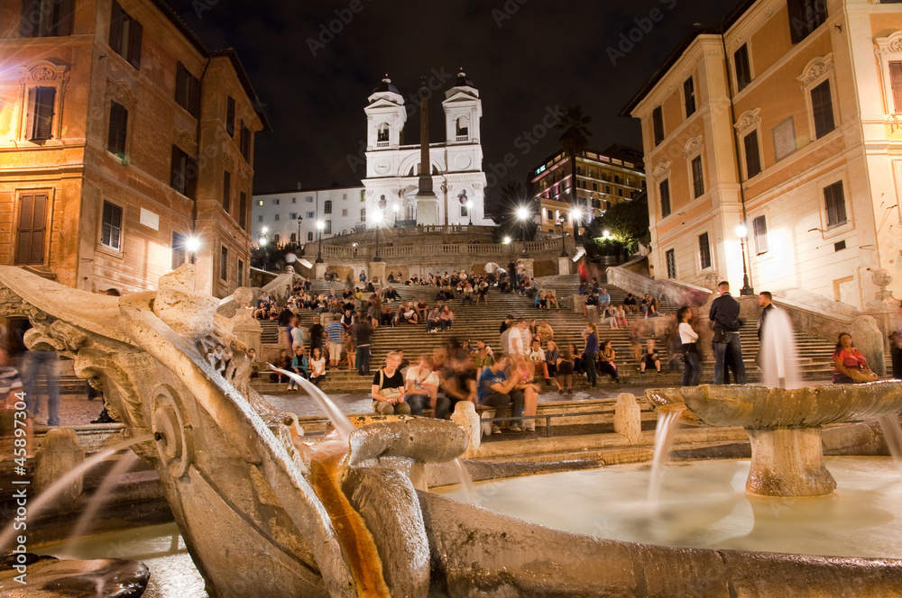 Naklejka premium Night view at Piazza di Spagna fountain and trinita dei Monti Ro
