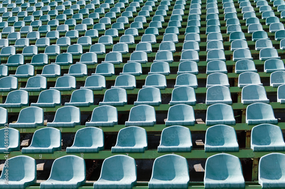 Fototapeta premium zielone siedzenia dla widzów na stadionie