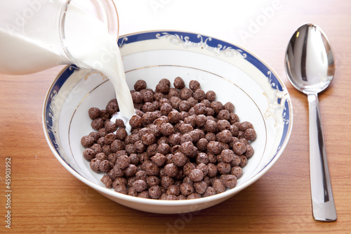 prima colazione tazza di latte e cereali