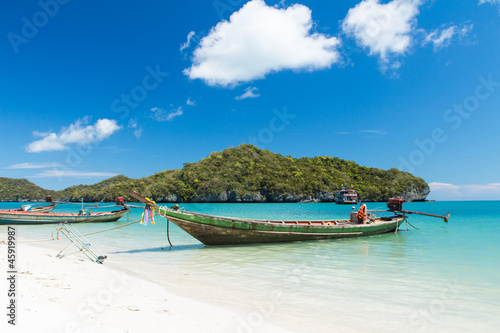 Long Tail Boat in Clear Water and Blue sky. Samui Island, Thaila © jcsmilly