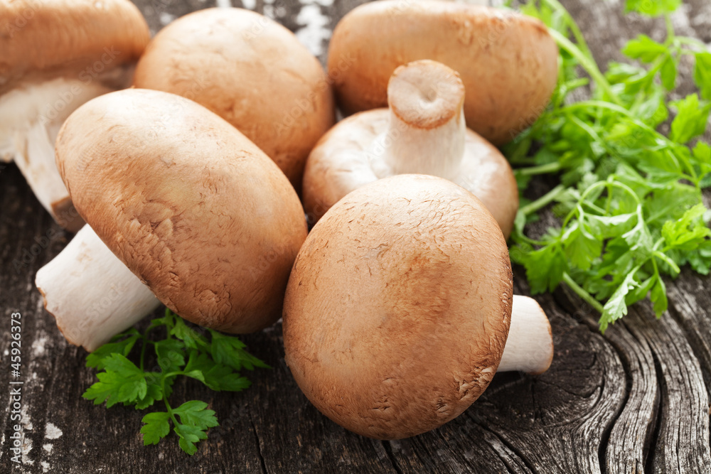 Champignons auf Holzbrett