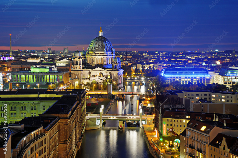 Fototapeta premium Blick über Berlin Berliner Dom