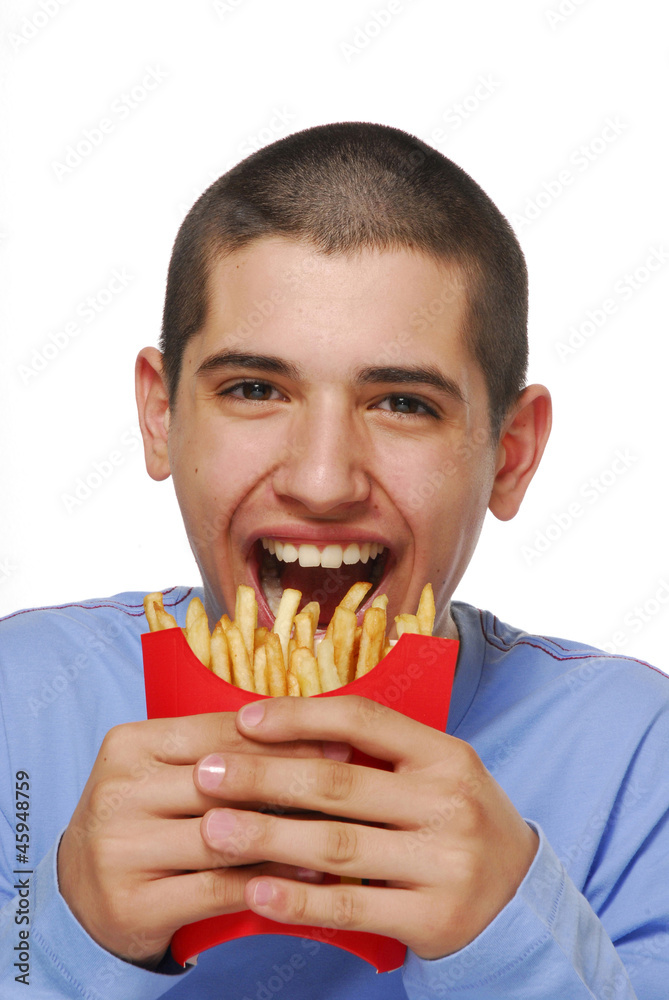 Niño contento comiendo patatas fritas,papas fritas. Niño contento comiendo patatas fritas,papas fritas.