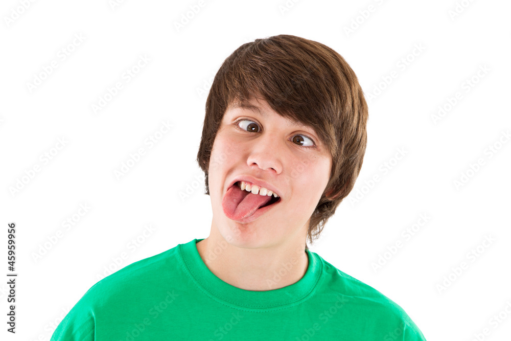 Junge streckt die Zunge raus Junge streckt die Zunge raus