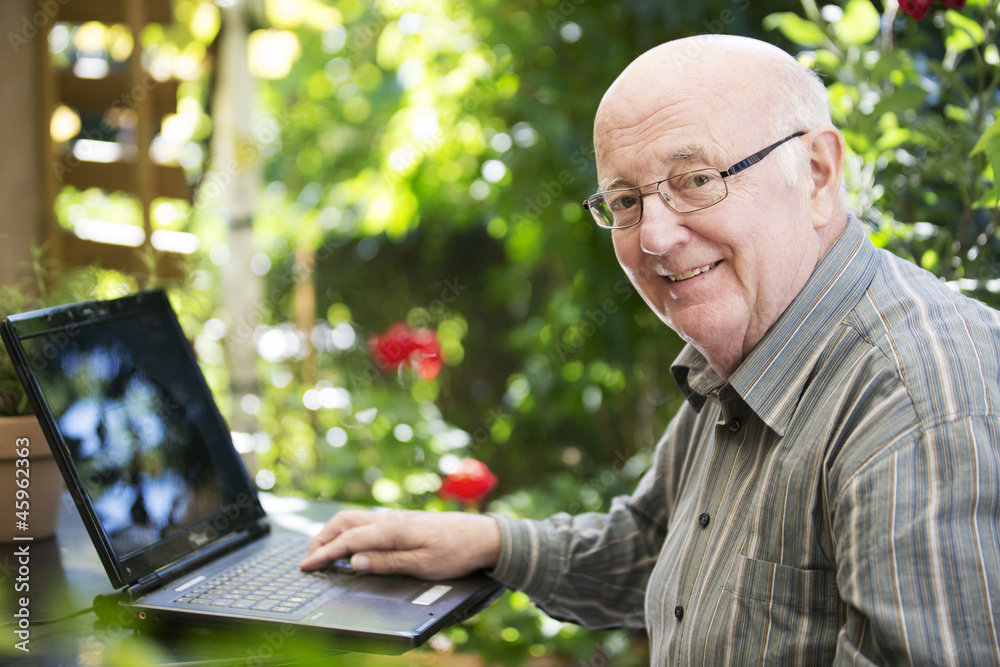 senior mit notebook senior mit notebook