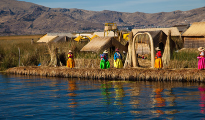 Fototapete Südamerika Schwimmende Inseln am Titicacasee Peru  © Gail Johnson