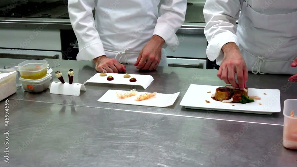 cocineros trabajando