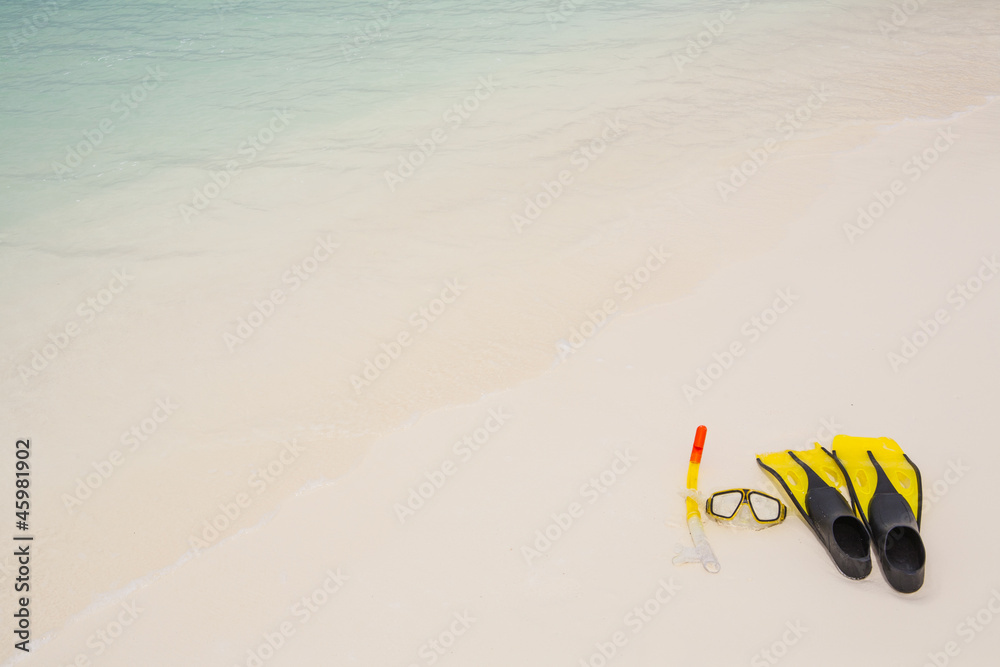 Naklejka premium snorkel equipment on the beach