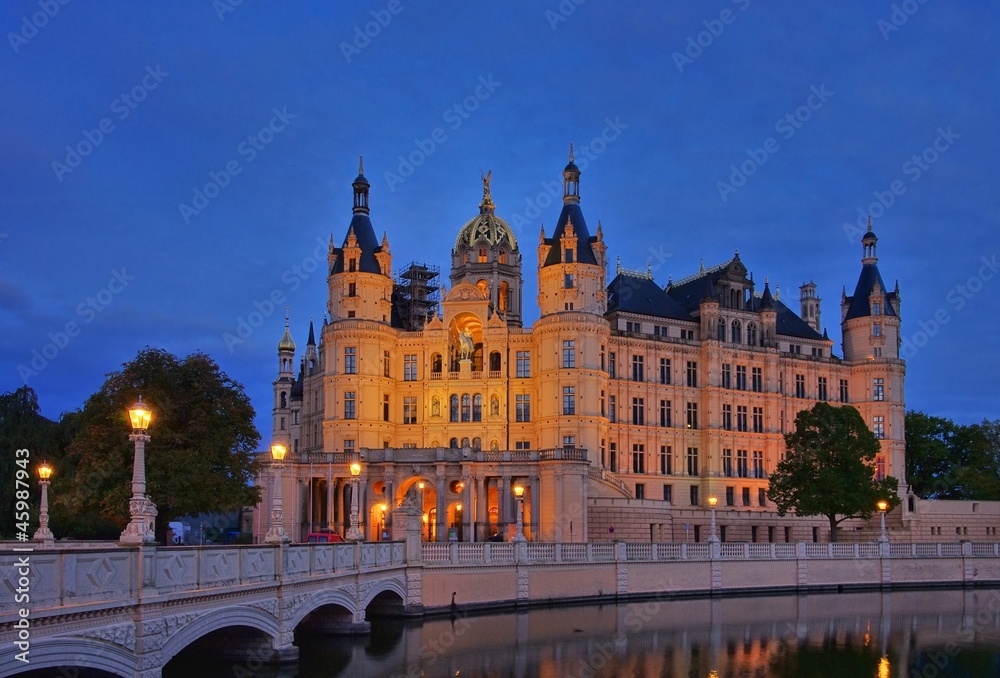 Naklejka premium Schwerin Schloss Nacht - Schwerin palace night 03