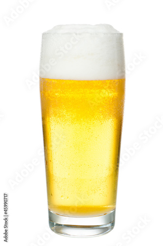 Bierglas gefüllt vor weißem Hintergrund