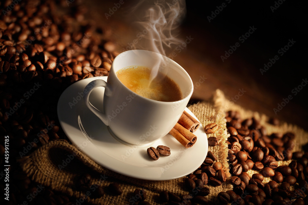 Naklejka premium filiżankę parującej kawy
