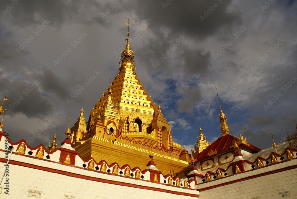 Naklejka premium 黄金に輝くパゴダ