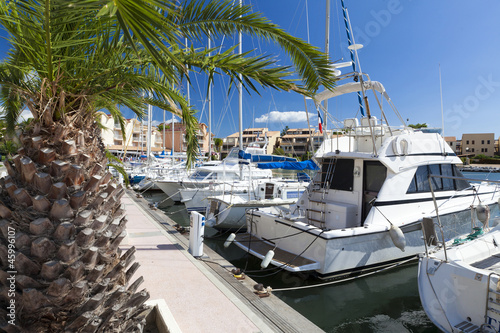 Hafen von Gruissan im Sommer - Port of Gruissan in summer